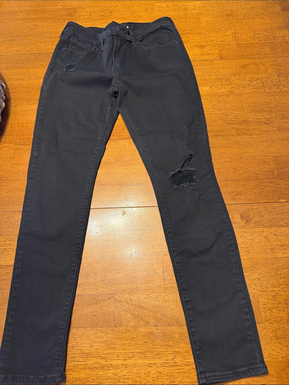 Levi's Women's Black Skinny Ripped Jeans - Slim Fit